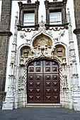 Azzorre, Isola di San Miguel - Ponta Delgada. Igrejia de Sao Sebastiao, Chiesa madre di San Sebastiano. Il portale centrale.